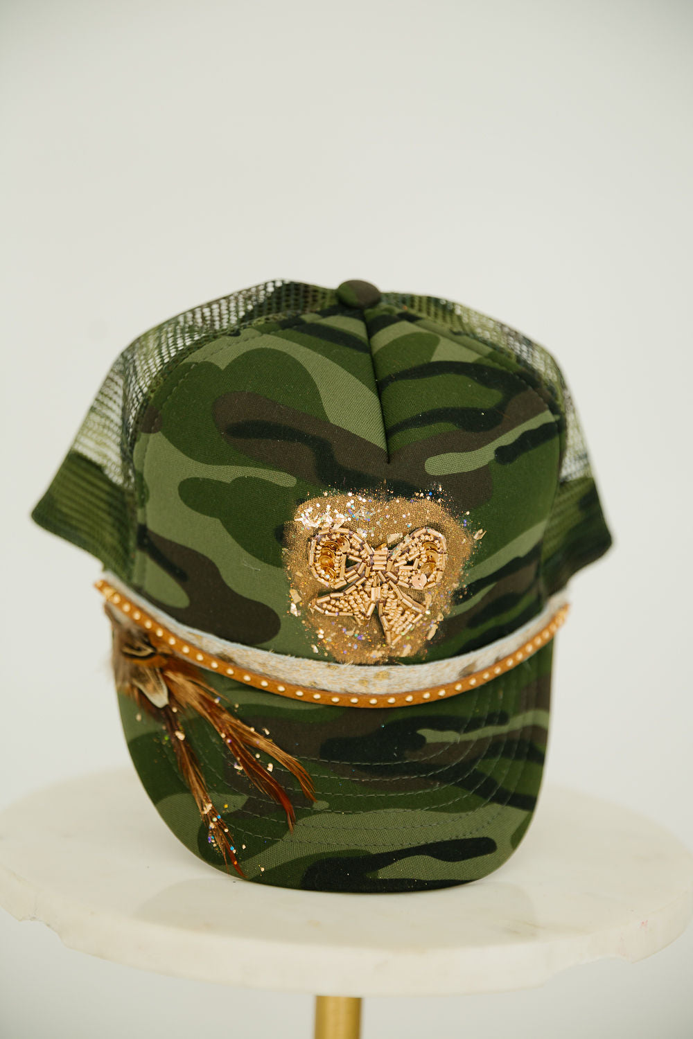 GOLDEN BOW CAMO TRUCKER HAT TRUCKER HAT Judith March