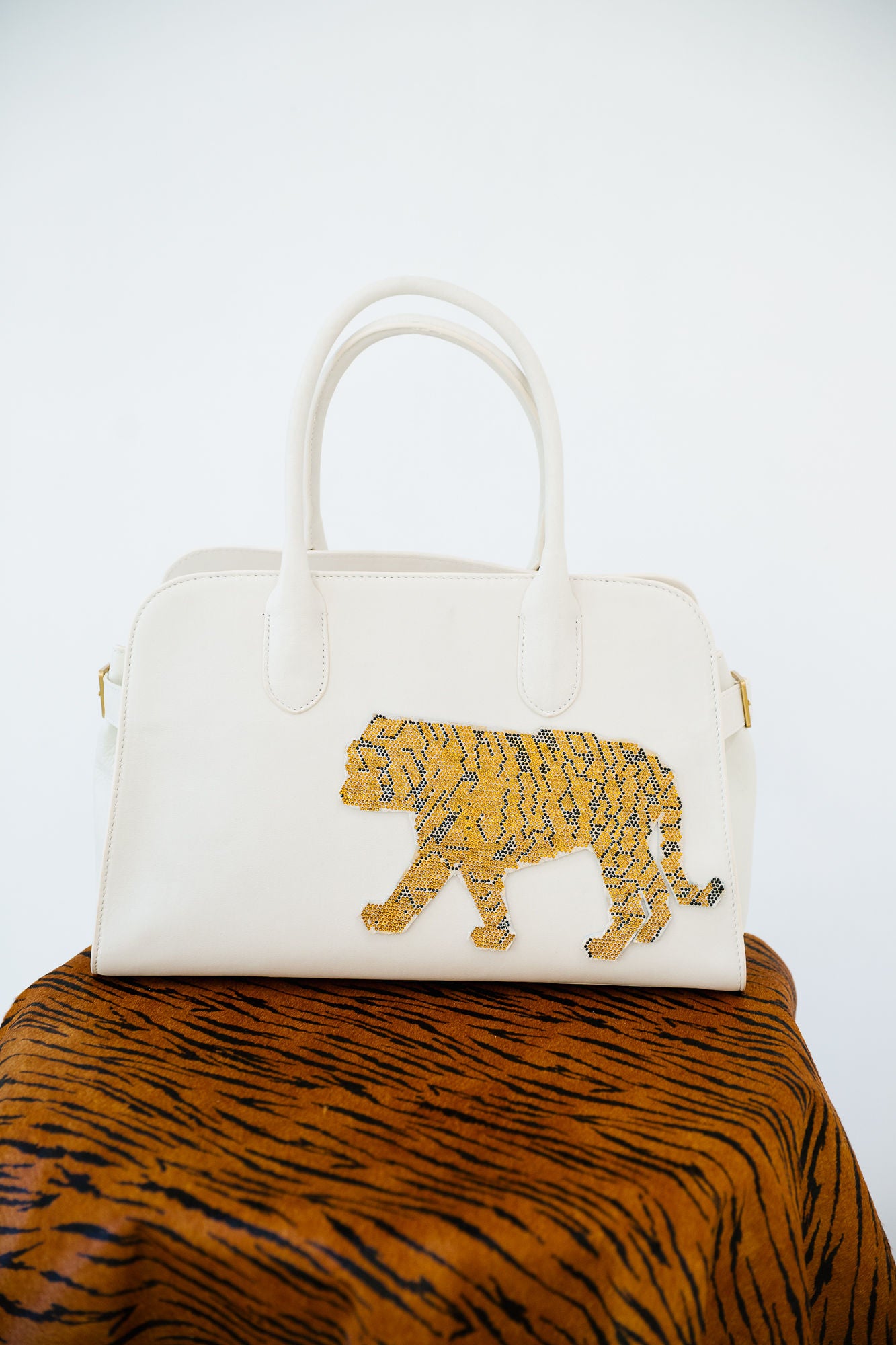TIGRESS OFF-WHITE TOTE TOTE BAG Judith March
