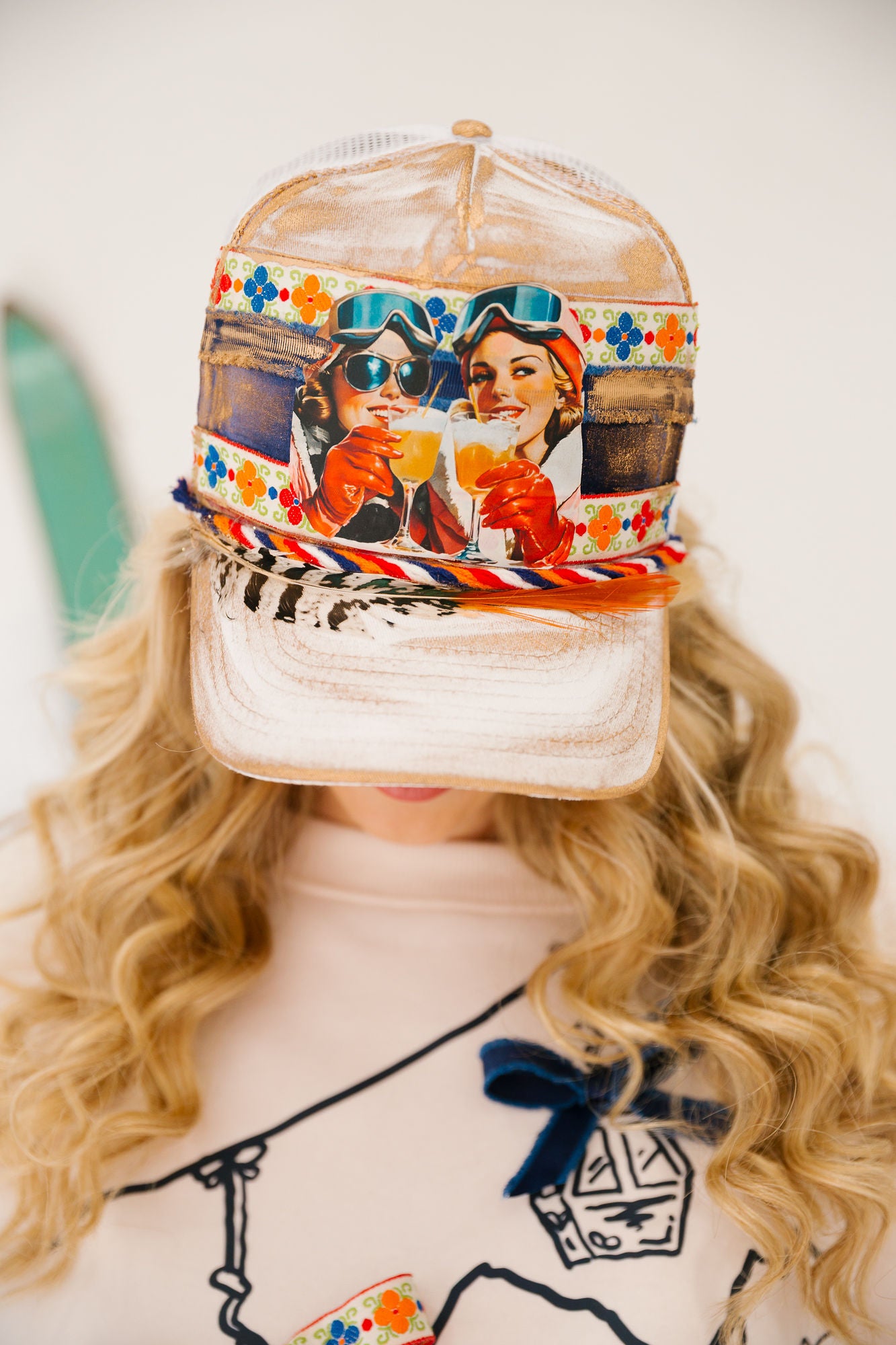 RETRO SKI WHITE STRUCTURED HAT TRUCKER HAT Judith March