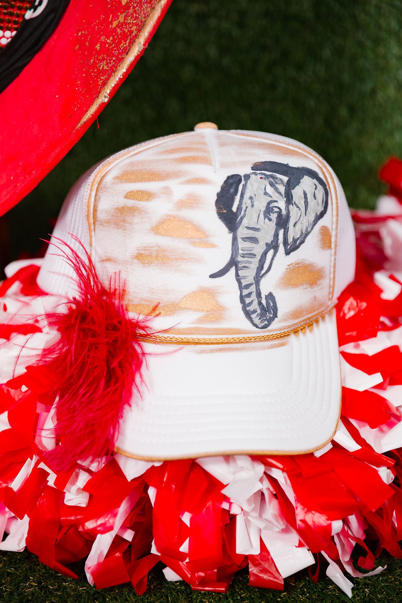 ELEPHANT WHITE TRUCKER HAT HAT Judith March