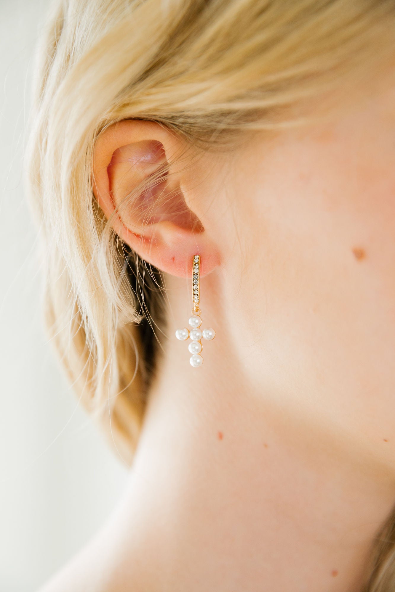 CROSS PEARL EARRINGS earrings Judith March