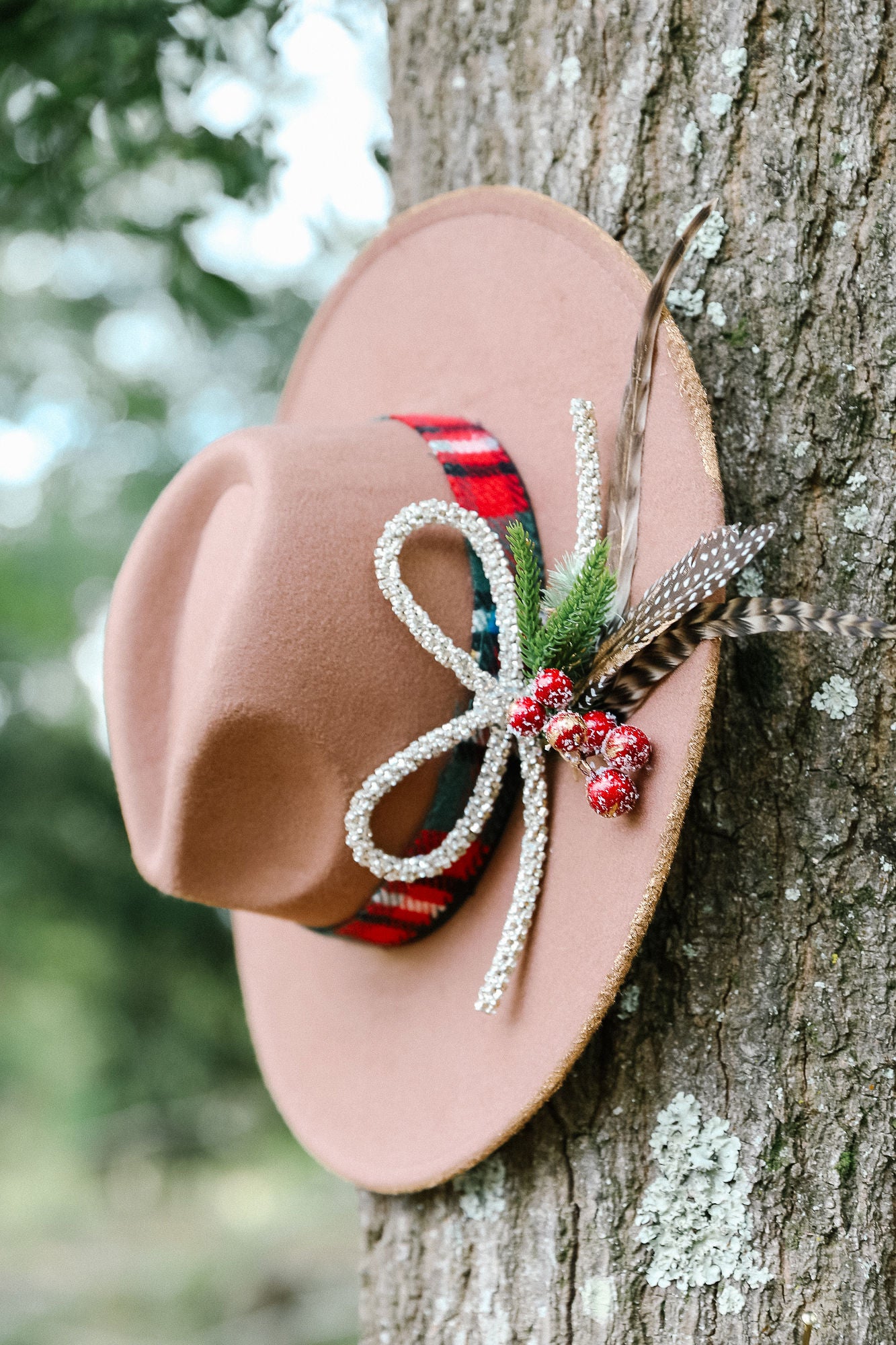 UNDERNEATH THE MISTLETOE RANCHER HAT RANCHER HAT Judith March