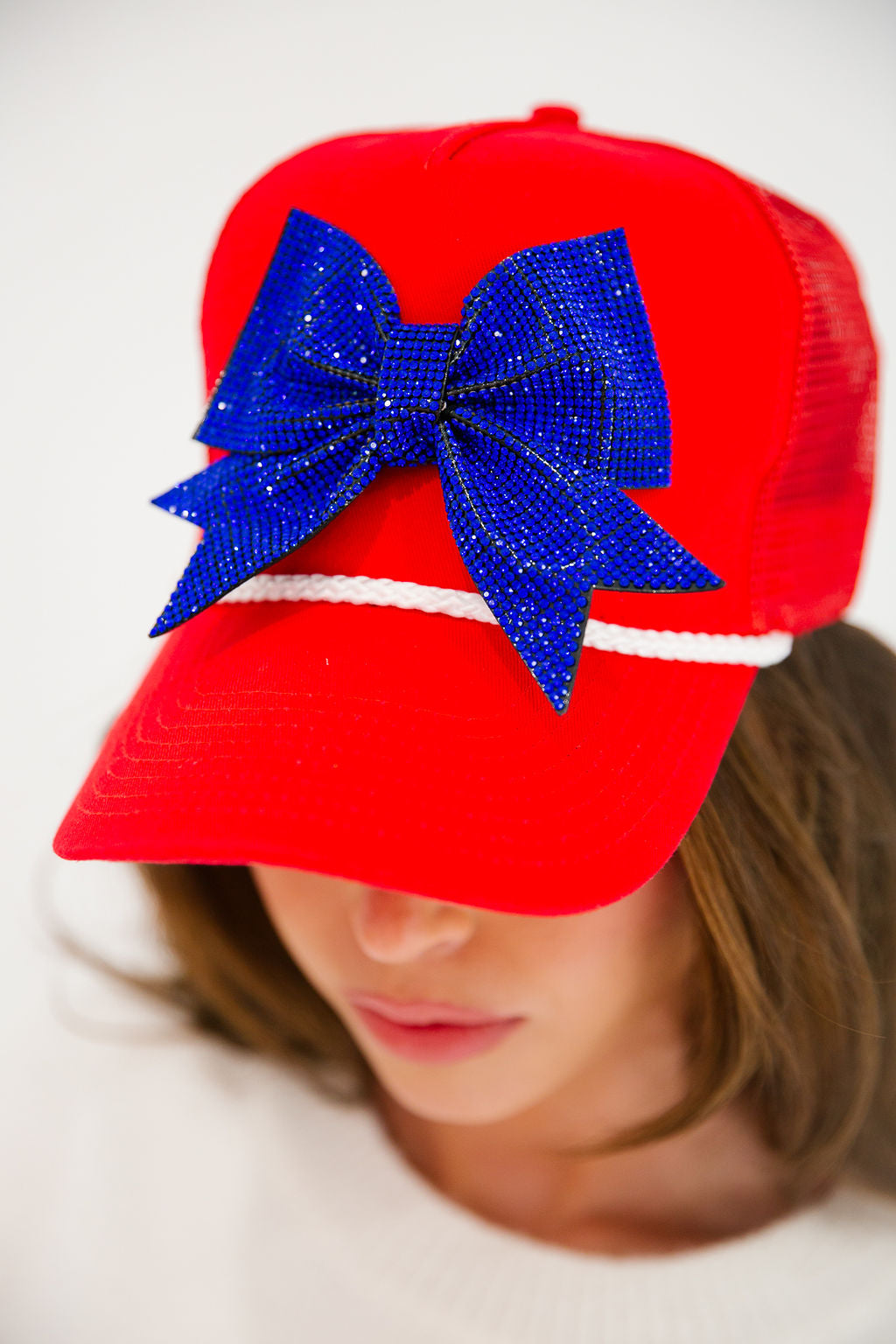BLUE BOW RED STRUCTURED HAT TRUCKER HAT Judith March