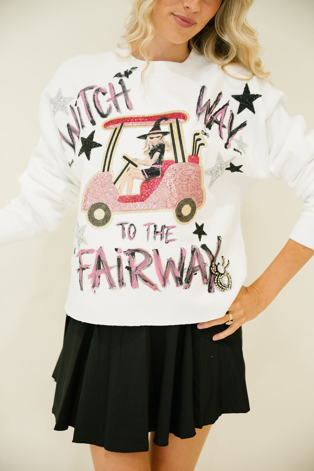 WITCH WAY TO THE FAIRWAY HAND PAINTED WHITE PULLOVER PULLOVER Judith March
