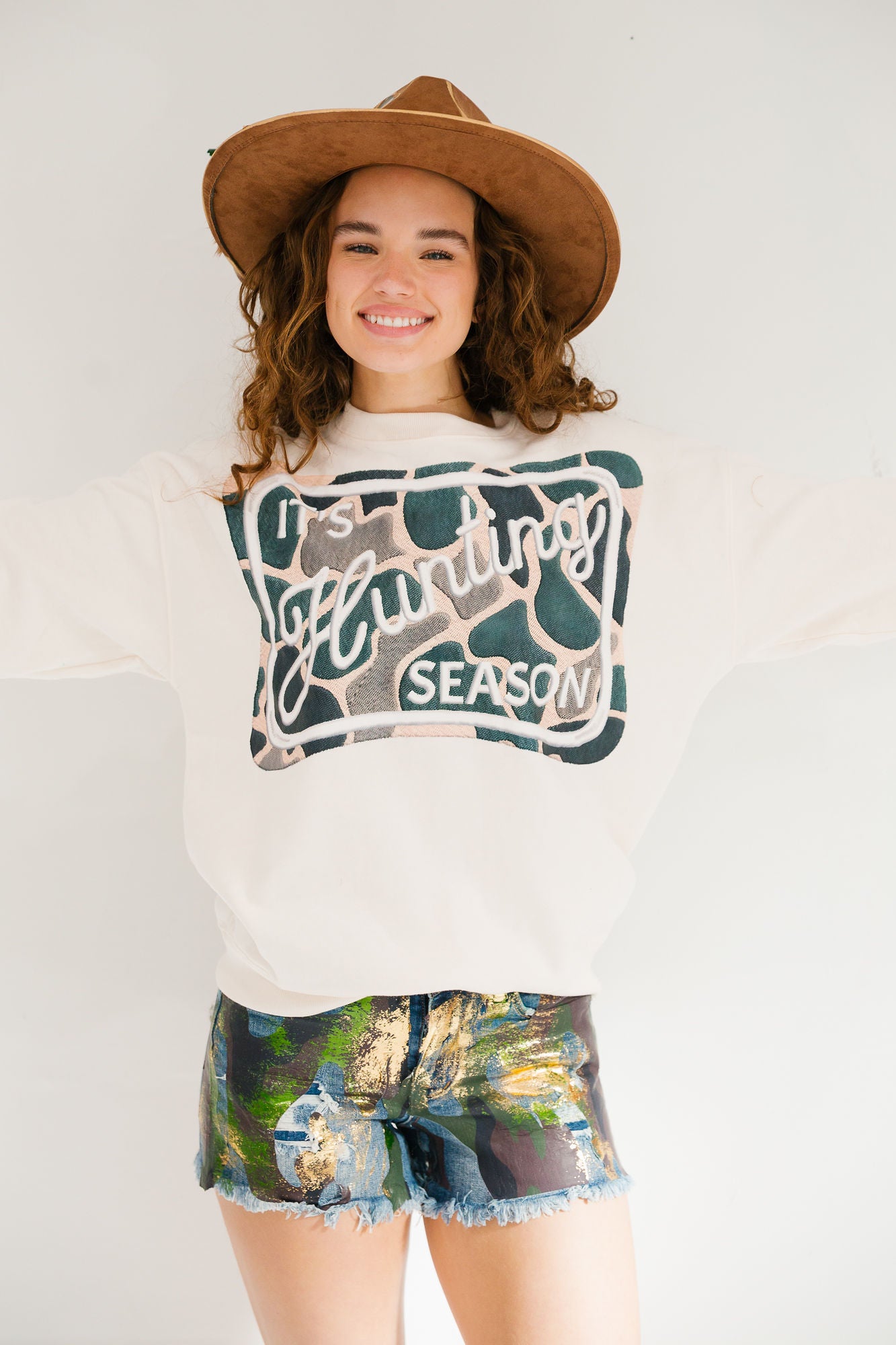 IT'S HUNTING SEASON CREAM PULLOVER PULLOVER Judith March