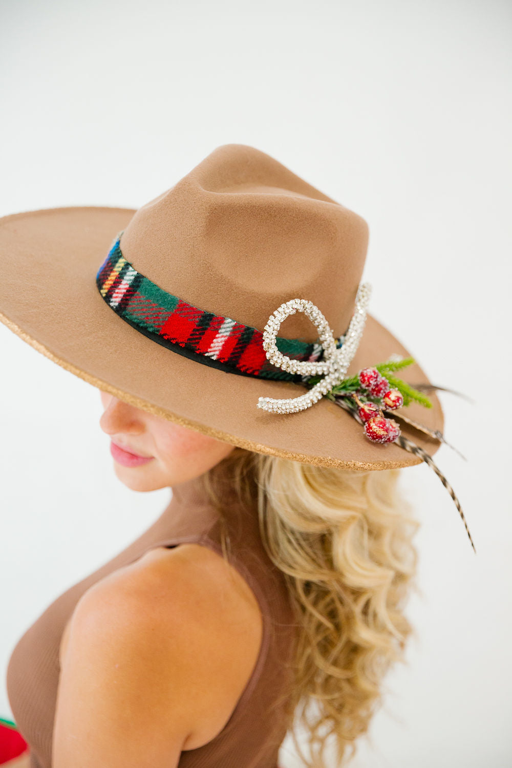 UNDERNEATH THE MISTLETOE RANCHER HAT RANCHER HAT Judith March