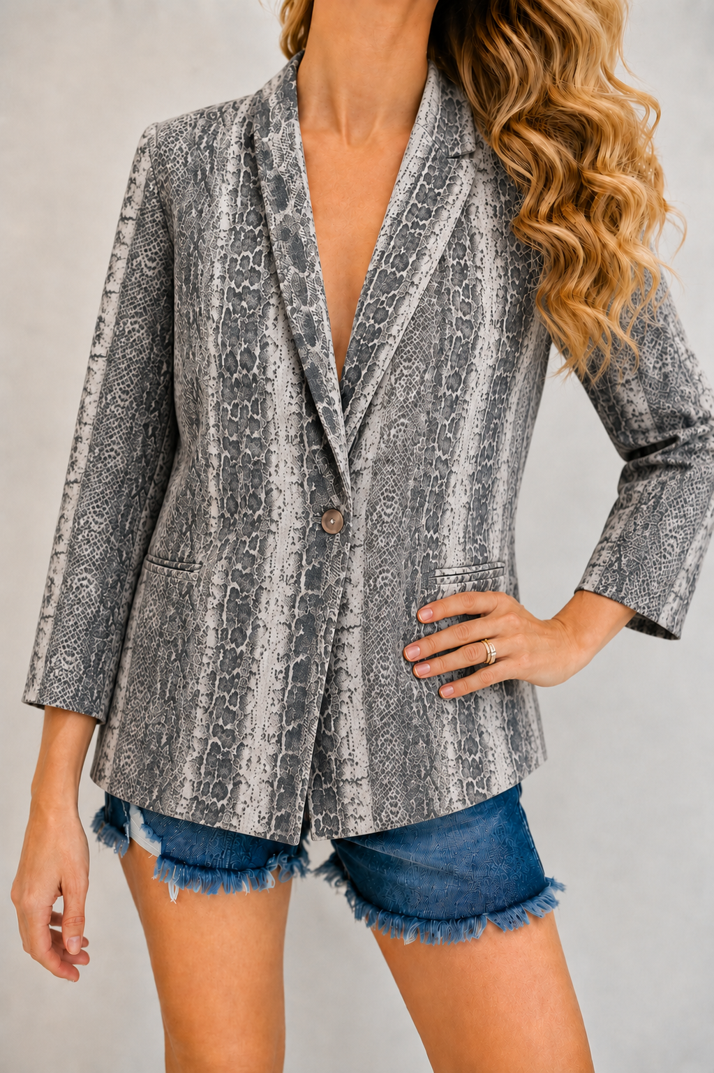 ***SNAKE SKIN GREY BLAZER - LARGE TEE Judith March