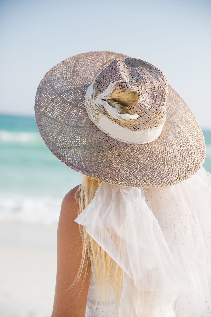 Bride sun hat with feathers and veil. 