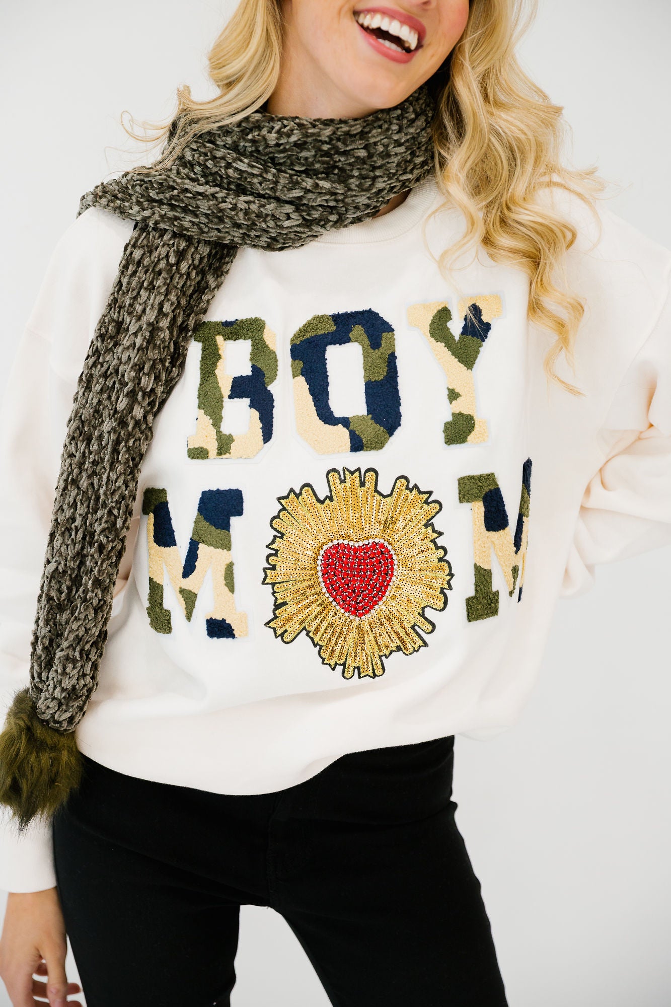 BOY MOM CREAM PULLOVER PULLOVER Judith March