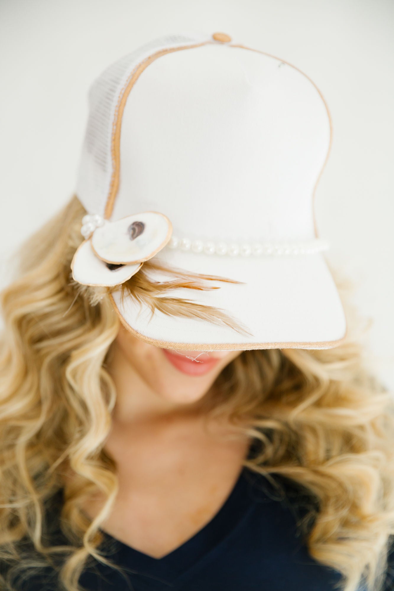 COASTAL GIRL TRUCKER HATS TRUCKER HAT Judith March WHITE