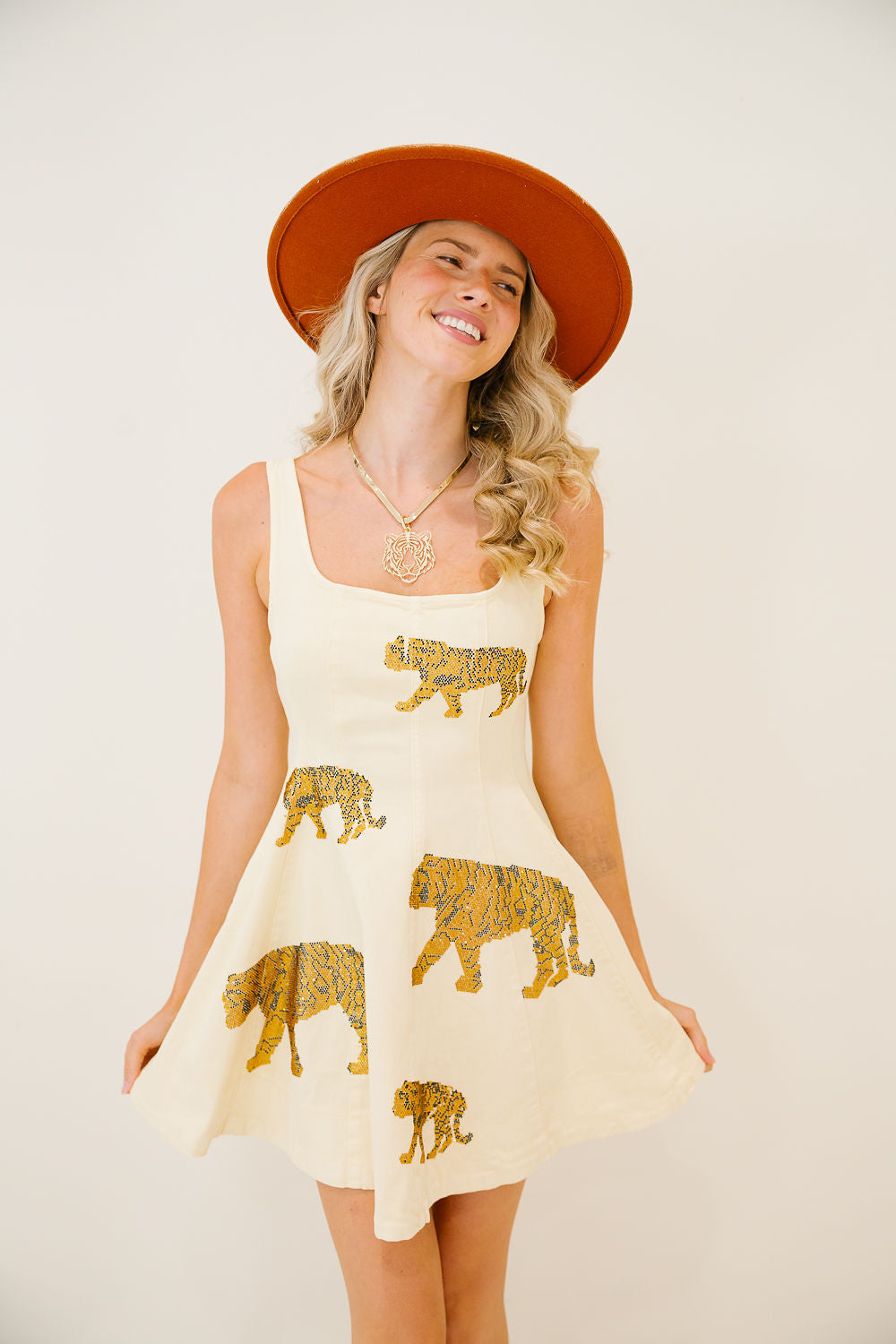 GOLDEN TIGER CHOKER NECKLACE NECKLACE Judith March