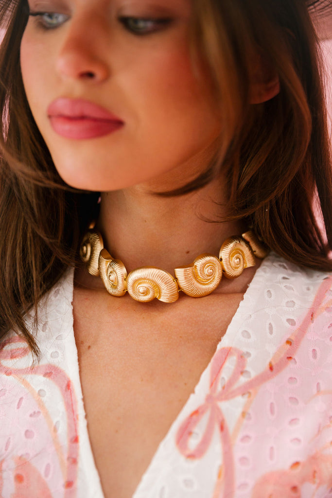 GOLDEN SEASHELLS NECKLACE NECKLACE Judith March