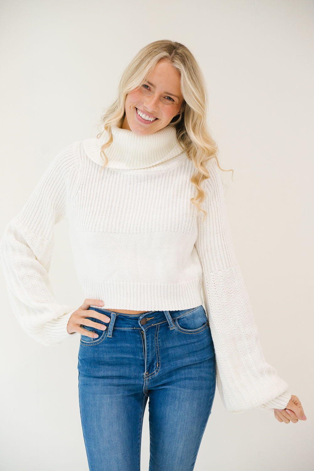 *CREAM TURTLE NECK SWEATER - SMALL SWEATER Judith March