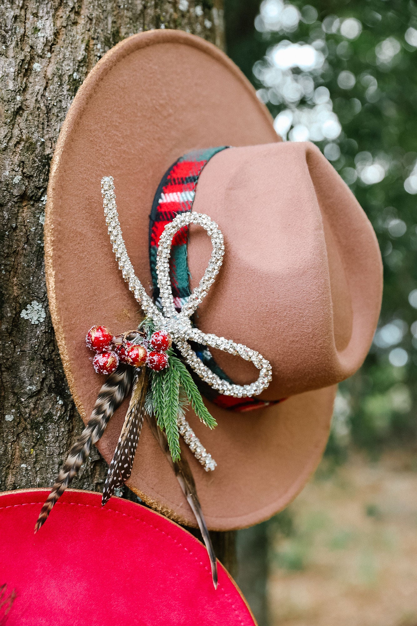 UNDERNEATH THE MISTLETOE RANCHER HAT RANCHER HAT Judith March