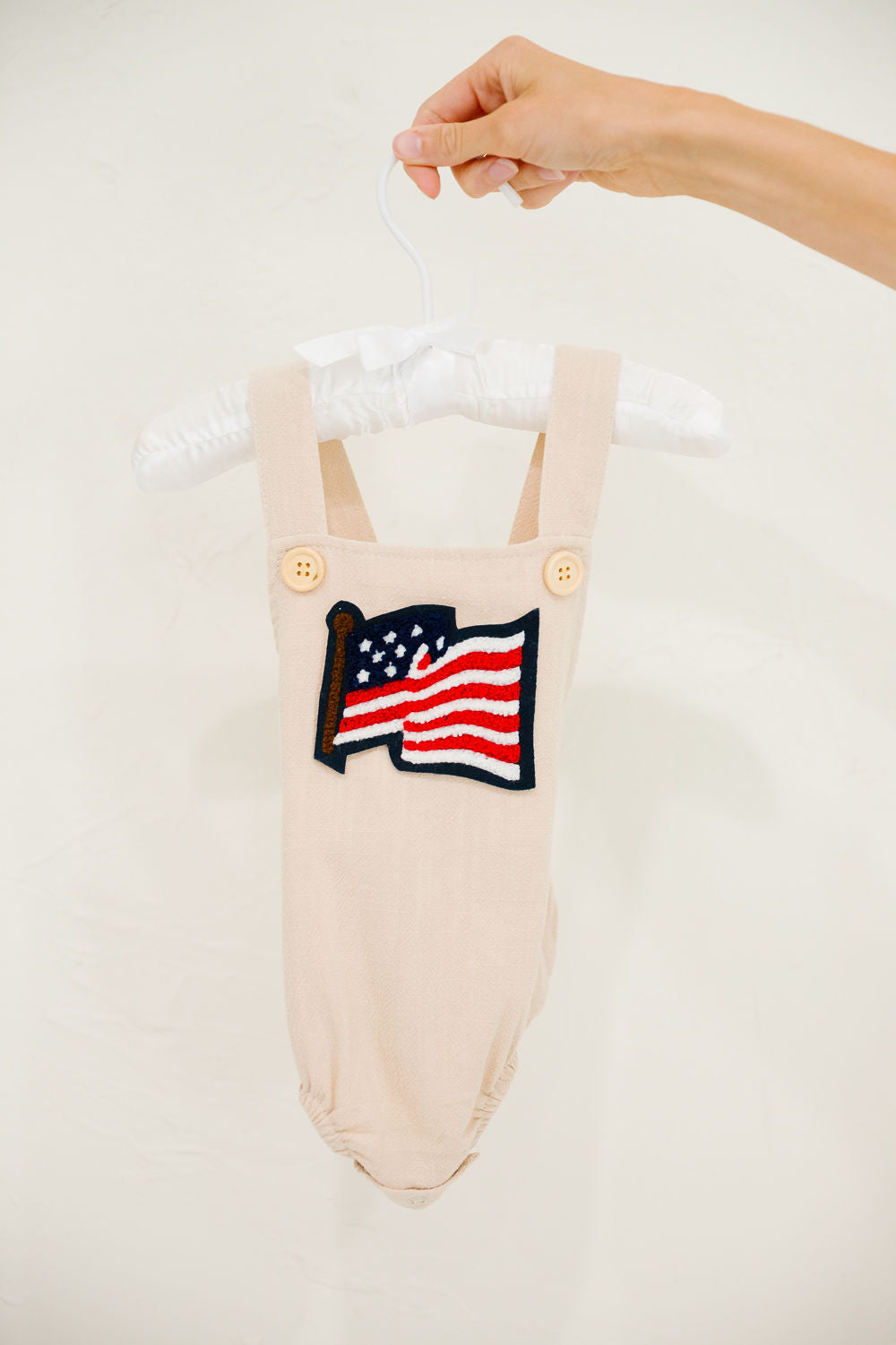 *MINI KIDS FLAG CREAM ONESIE - 0-3M ONESIE Judith March