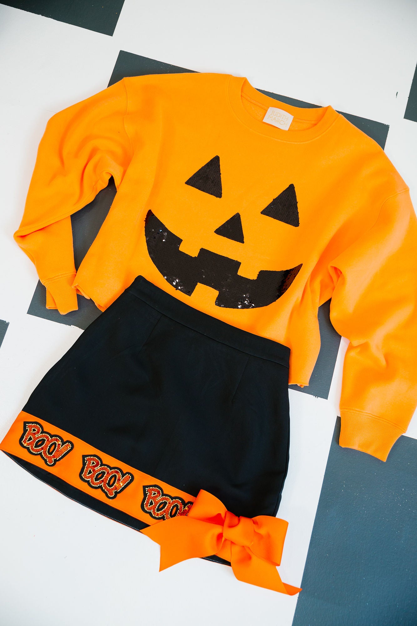 SPOOKY SEASON ORANGE PULLOVER PULLOVER Judith March