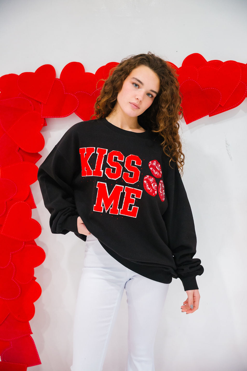 KISS ME BLACK PULLOVER