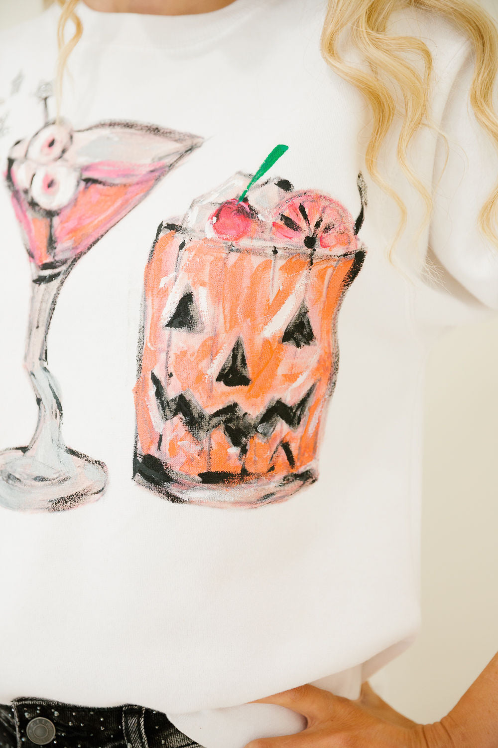 SPOOKY SIPS WHITE PULLOVER