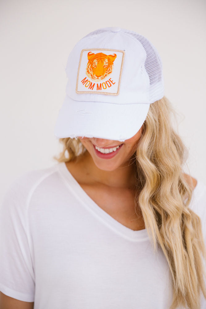 MOM MODE PATCH HAT HAT Judith March WHITE DISTRESSED  